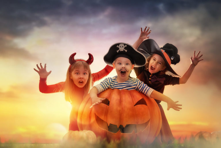 shutterstock 487002673 Halloween children 2000px 1024x684 1 768x513